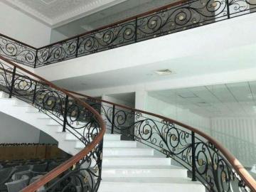 LAN CAN CẦU THANG SẮT TAY VỊN GỖ